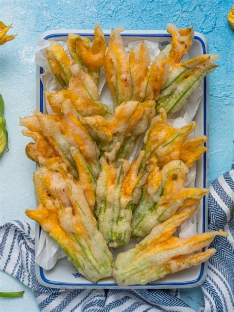 Fiori di aglione in pastella fritti in olio bollente