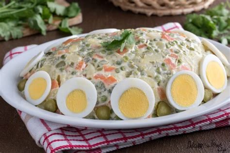 Ingredienti base dell'insalata russa: patate, carote, piselli, uova sode, sottaceti e maionese