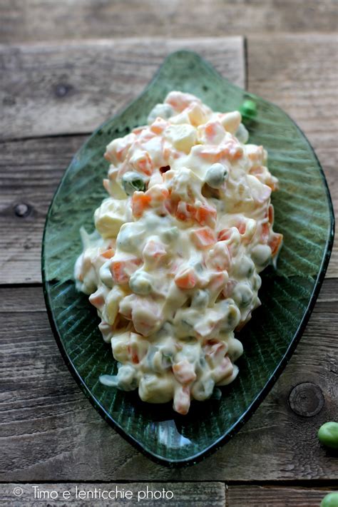 Una variante dell'insalata russa con pomodori freschi, simile all'insalata piemontese