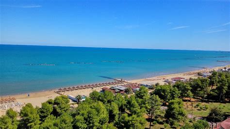Vista aerea della costa di Montesilvano con la spiaggia e il lungomare