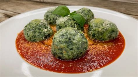 Ingredienti base per gli gnudi: ricotta, spinaci, parmigiano, uova e noce moscata