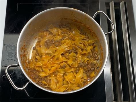 Ragù d'anatra in lenta cottura nel tegame