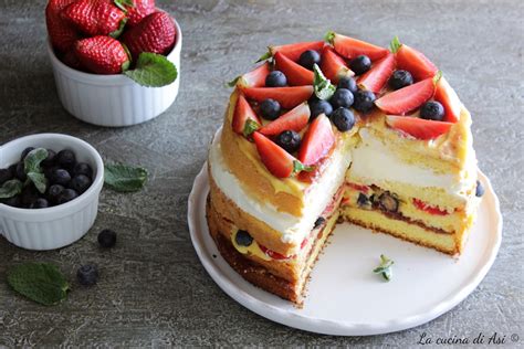 Dolce a strati colorato con decorazioni di frutta e crema