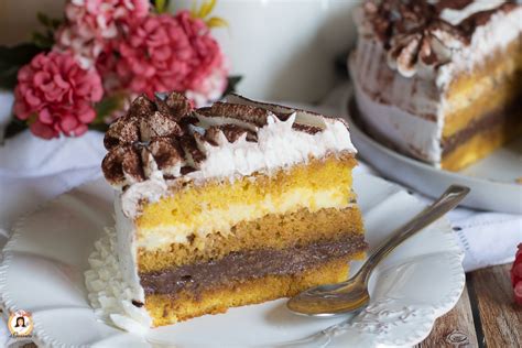 Diverse torte a strati decorate, mostrate in una composizione
