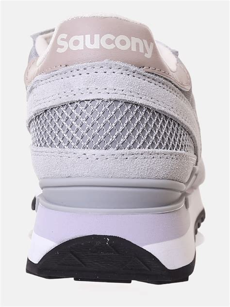 Primo piano dell'etichetta sulla linguetta della Saucony Shadow Original Vegan che indica l'assenza di prodotti animali
