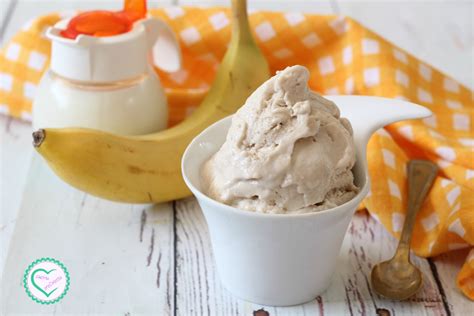 Infografica con gli ingredienti principali dell'aroma banana Dreamods: waffle, gelato alla vaniglia e banana.