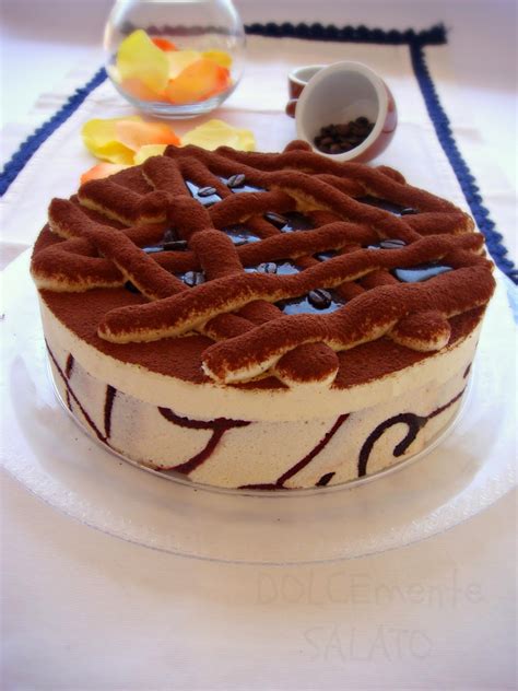Torta Tiramisù a tre piani decorata con cacao