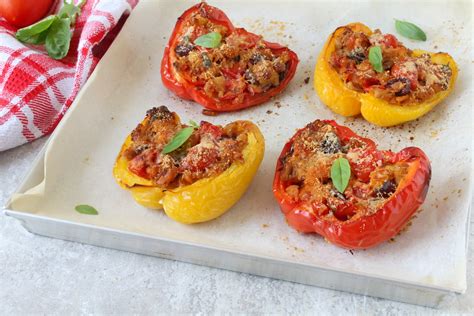 Immagine di peperoni ripieni di carne pronti da infornare