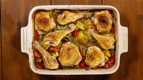 Composizione di uno spiedino di pollo al forno con pancetta e verdure