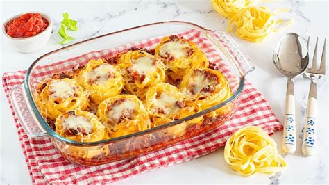 Immagine di tagliatelle in crosta dorate e invitanti