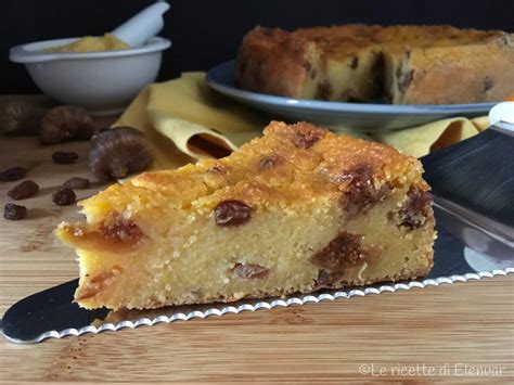 Torta di polenta dolce servita con zucchero a velo