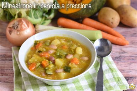 Ingredienti freschi per minestrone: carote, zucchine, patate, sedano, cipolla, bietole