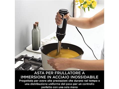 un frullatore a immersione utilizzato direttamente in una pentola di zuppa