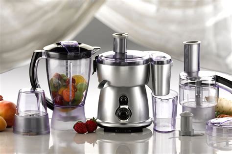 un robot da cucina che trita verdure per una zuppa