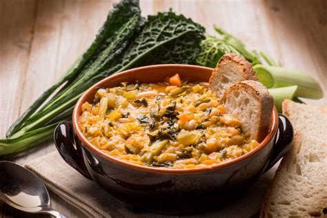 un piatto di ribollita toscana fumante