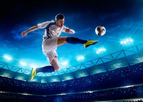Giocatore di calcio in azione durante una partita