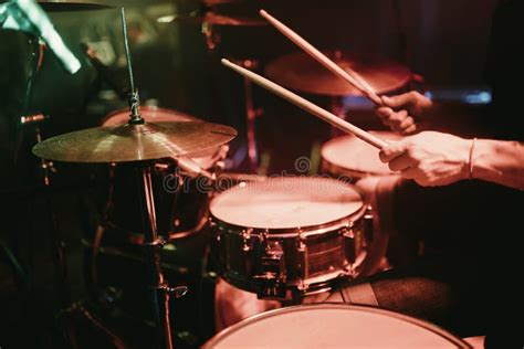 Batterista che suona durante un concerto jazz