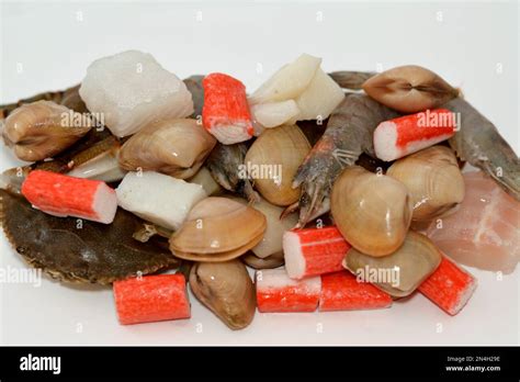 Assortimento di gamberi di diverse specie e provenienze, pronti per essere cucinati.