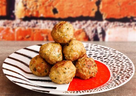 Polpette senza glutine e lattosio in padella con un filo d'olio.