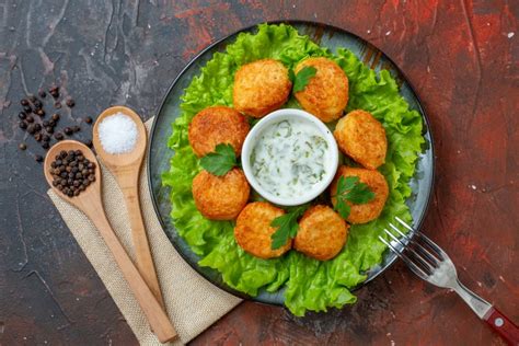Polpette di vitello alla paprika dolce servite con salsa allo yogurt e limoni brasati.