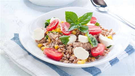 Composizione di un'insalata di orzo fresca e colorata