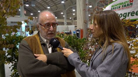 Edoardo Raspelli intervista i rappresentanti delle aziende durante la presentazione