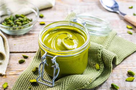 Incisione di una tortina monoporzione che mostra gli strati di crema, Nutella e pistacchio
