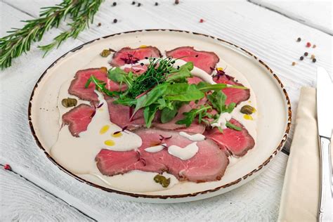 Illustrazione storica di Giuseppe Cipriani che serve il carpaccio alla contessa Mocenigo