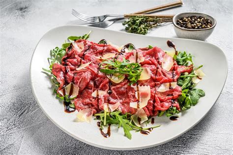 Composizione di diversi tipi di carpaccio: di manzo, di vitello, di bresaola