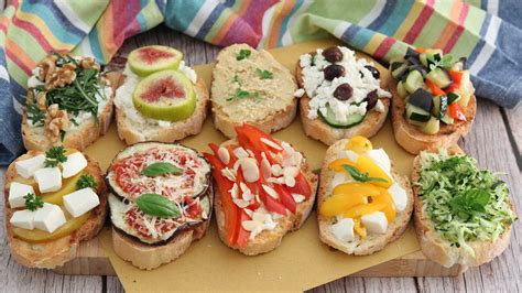 Varietà di bruschette colorate con diverse verdure e condimenti