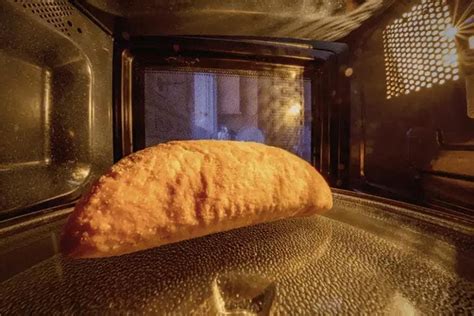 Fette di pane disposte su un piatto per microonde