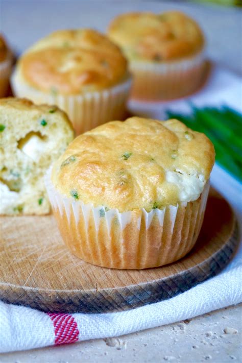 Ingredienti per muffin salati all'erba cipollina e grana