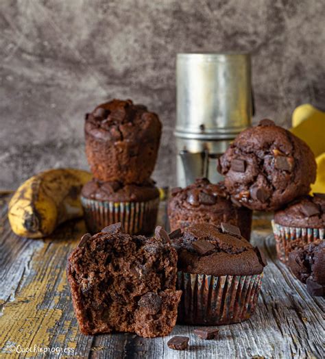 Preparazione impasto muffin con banana e cioccolato