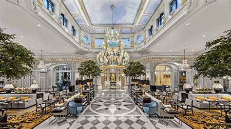 Immagine della lobby del St. Regis Grand Hotel di Roma
