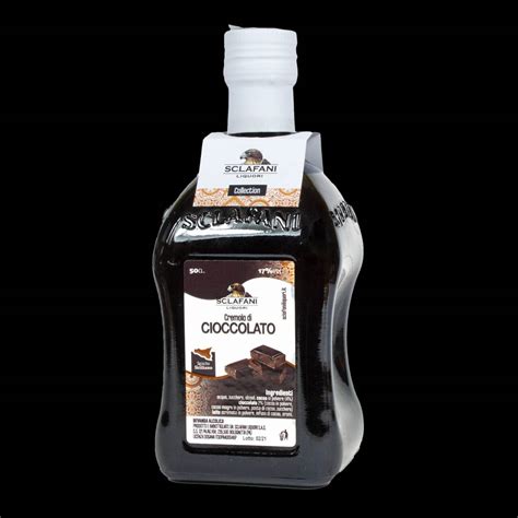 Immagine di una bottiglia di liquore alla crema di cacao con un bicchiere accanto