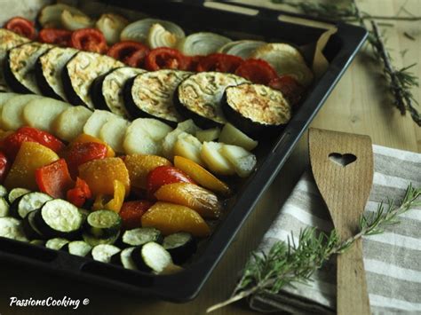 teglia di verdure miste condite e pronte per essere infornate