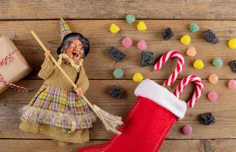 Varietà di calze della Befana salate e dolci, decorate in modo festivo per l'Epifania