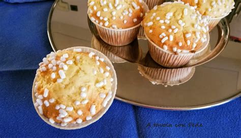 Bambino che decora muffin con granella di zucchero
