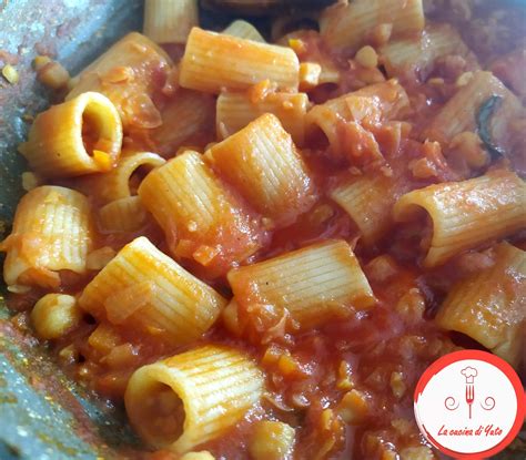 Impiattamento delle mezze maniche con ragù di triglie e baccalà