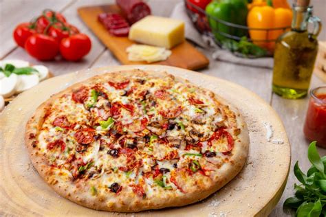 Pizza sottile appena sfornata con ingredienti freschi