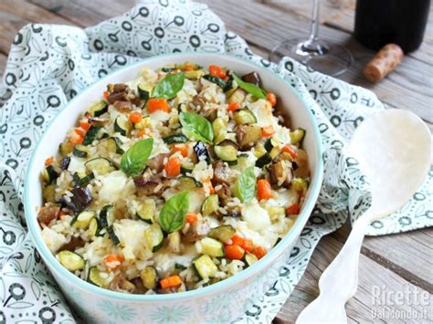 Composizione di un'insalata di riso selvatico con verdure colorate