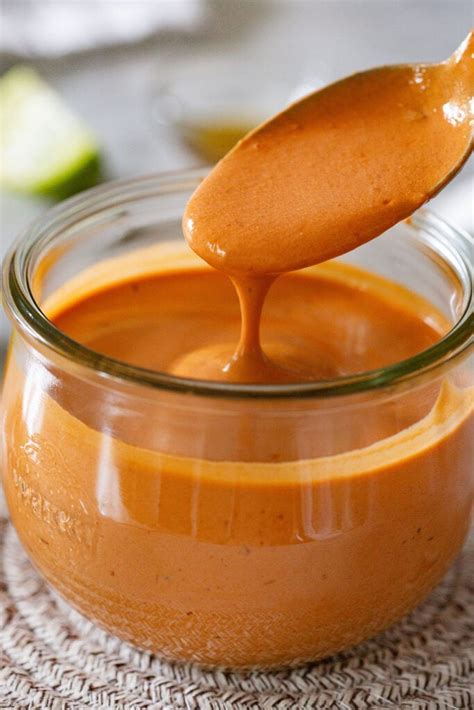 Immagine di una ciotola con crema chipotle lime fresca e guarnita