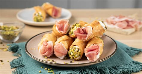 Galleria fotografica di diverse varianti di cannoli: tradizionali, al forno, salati