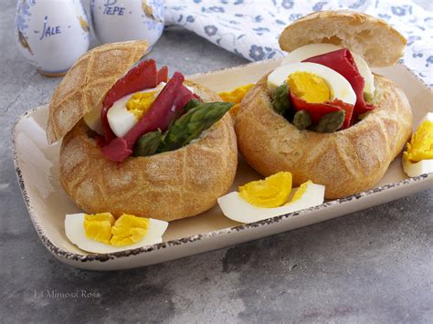 Composizione di cestini di pane con diverse insalate