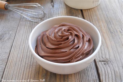 Immagine di un dessert al cioccolato che evidenzia la consistenza cremosa ottenuta tramite emulsione