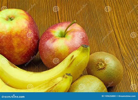 frutta fresca di mele rosse e gialle disposte su un tagliere di legno