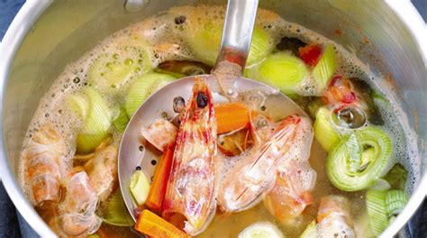 Dettaglio della preparazione del fumetto di pesce con scarti di crostacei e verdure