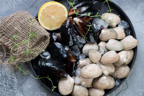 Primo piano di cozze e vongole fresche pronte per la pulizia