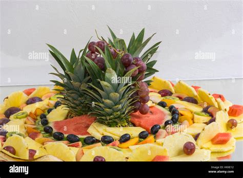 Composizione floreale con frutta fresca e fiori di campo