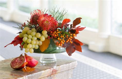 Centrotavola estivo con fragole, lamponi e fiori di campo